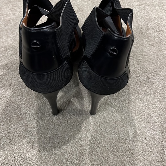 CLOSEOUT Calvin Klein strappy sandal - Picture 3 of 5